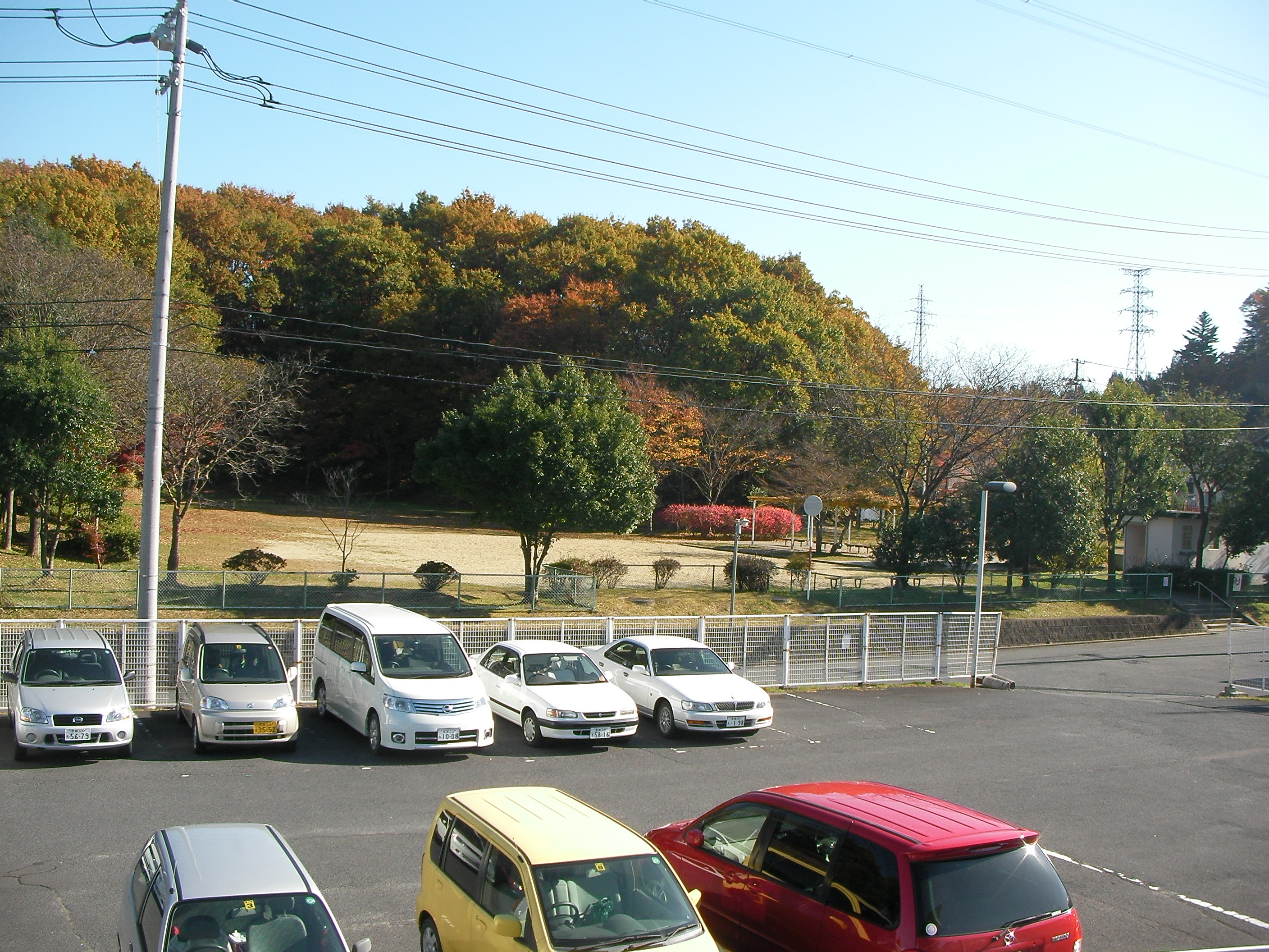 あけの平公民館と住宅地