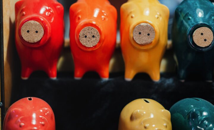 色とりどりの子ども向け貯金箱が並ぶ関連イメージ写真