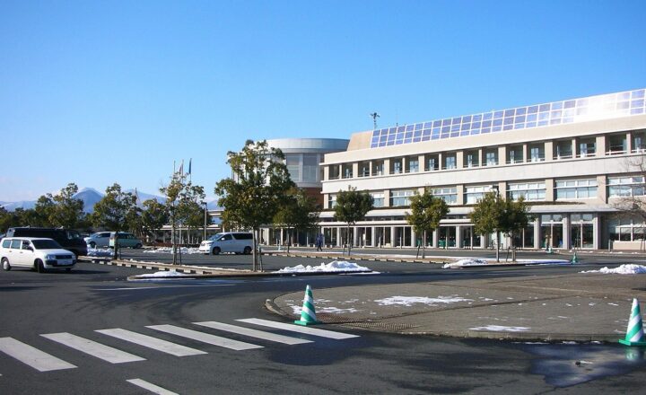 市制移行前の2015年に撮影された富谷町役場の外観
