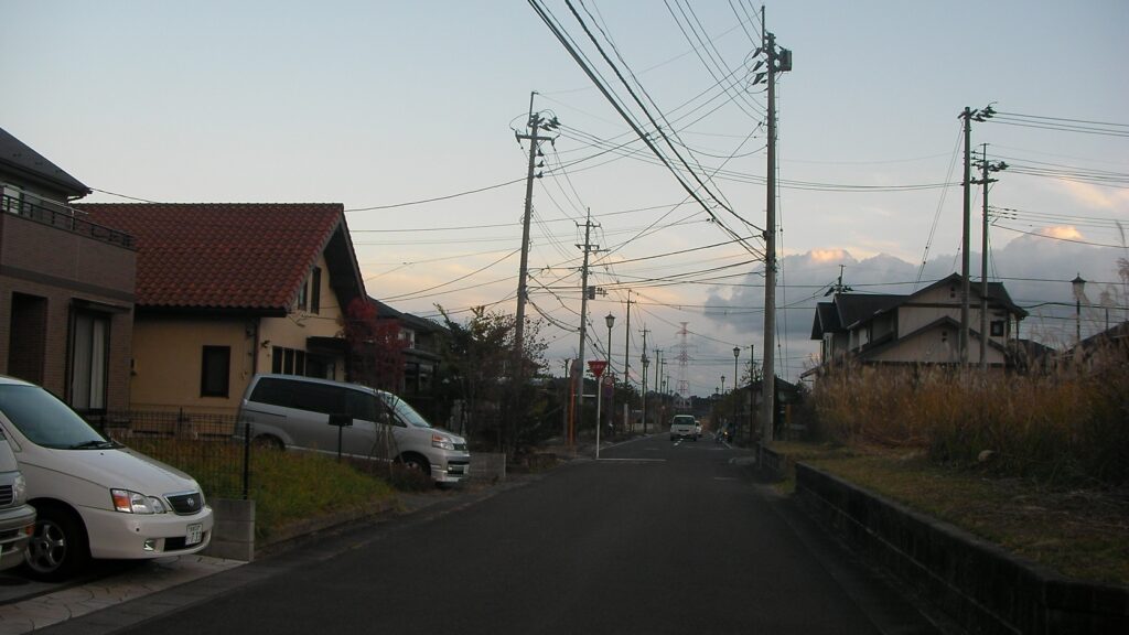 明石台北の住宅街の道。両側に住宅が並び、電柱が続く