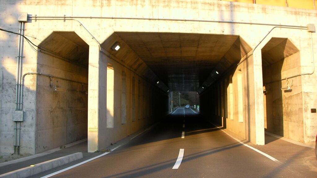 富谷市内の道路。コンクリートの構造物をくぐるトンネル状の区間