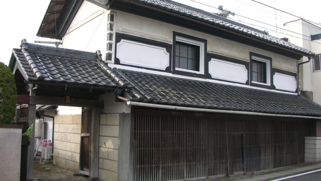 しんまち通りに面した土蔵造りの建物。黒い瓦屋根と白い漆喰壁